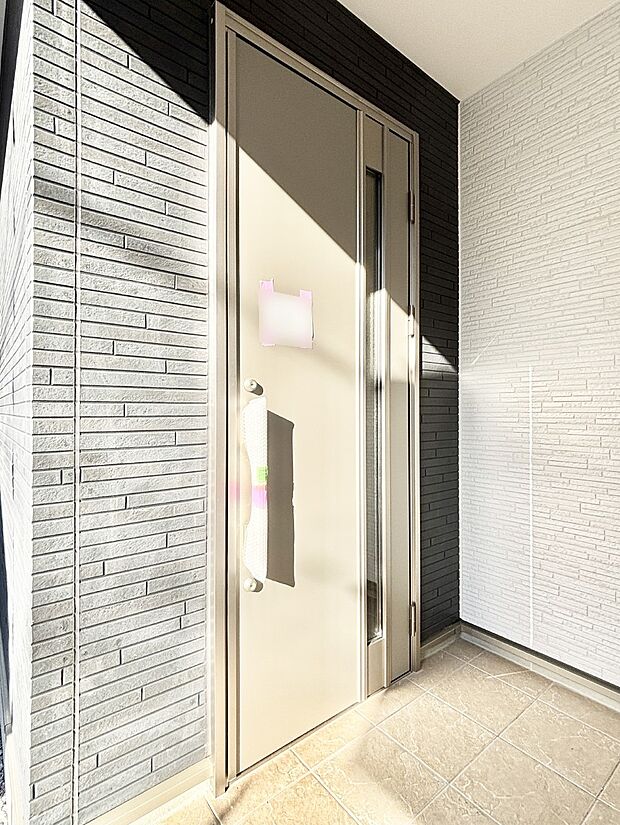 【玄関】玄関前は雨が降っても濡れにくい屋根付き