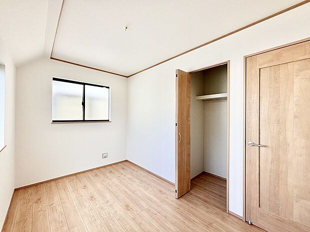 【洋室】開放感のある勾配天井が素敵。どんなお部屋にするか考えるのが楽しみですね。