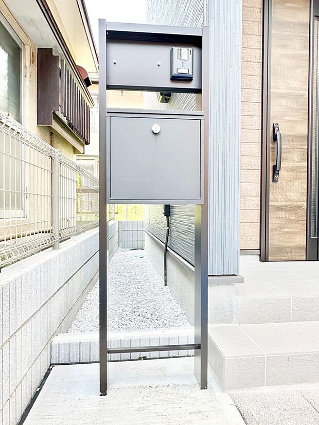 【その他現地】シンプルなデザインのポスト