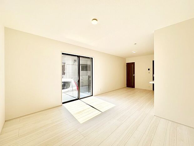 【リビングダイニング】大きな窓からたっぷりの陽光と風を感じられるリビング  