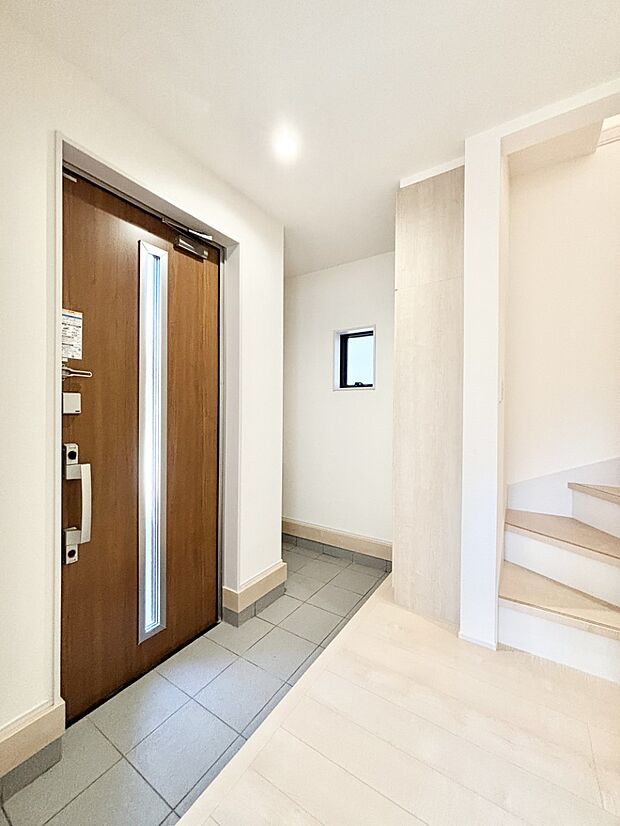 【玄関】明るい玄関はお客様をお出迎えするのにぴったりです！  