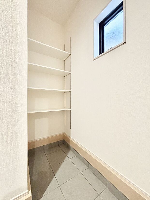 【収納】ご家族の靴も雨具などもたっぷり収納できるシューズクローゼット付き　