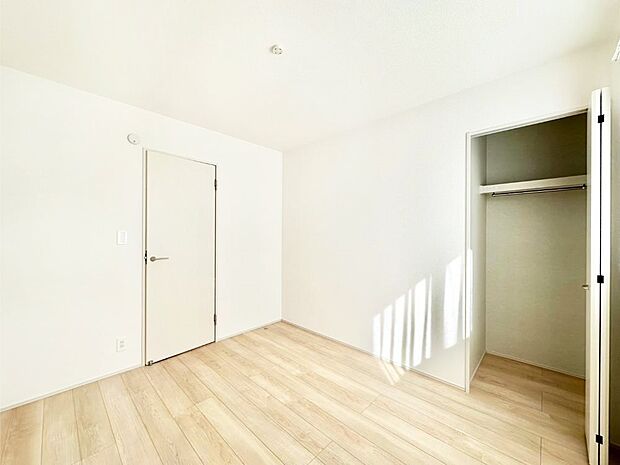 【洋室】収納が充実しているので、居住スペースを広く使えます。 