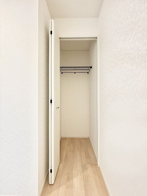 【玄関】玄関ホールにもクローゼットを完備しています