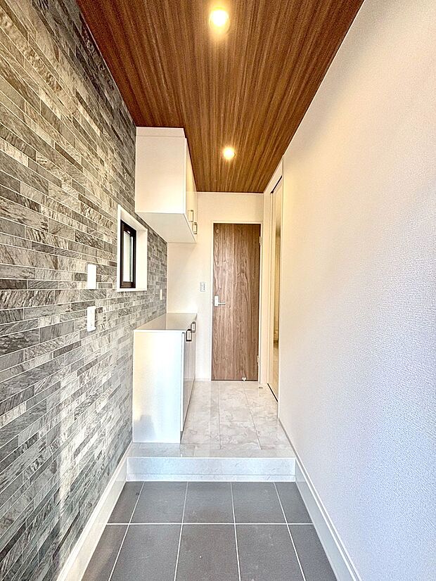 【玄関】家族の帰宅やお客様をあたたかく迎える玄関