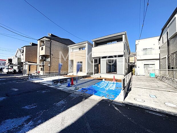 【前面道路含む現地写真】南面道路につき陽当たり良好。ここから始まる新生活を応援いたします！