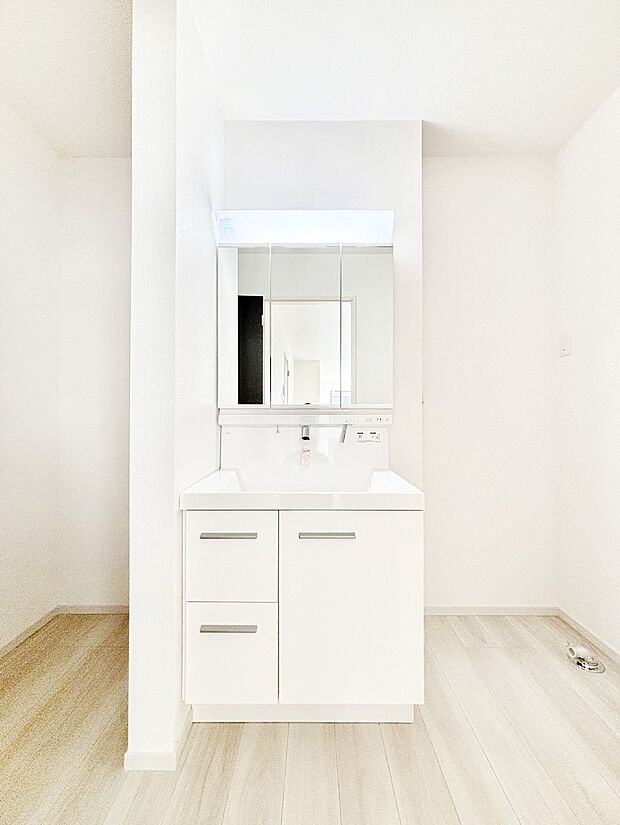【洗面台・洗面所】三面鏡キャビネット・シャワー付き洗面化粧台で忙しい朝の身支度もスムーズに！