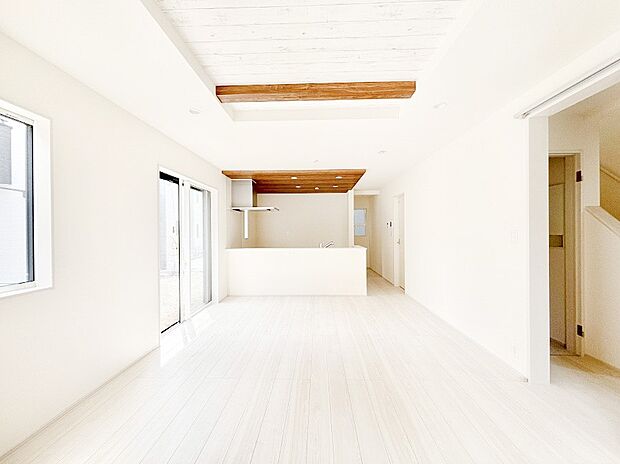 【リビングダイニング】明るい陽光が注ぎ、寛ぎの雰囲気に満たされるリビング・ダイニング。 