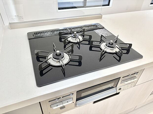 【その他設備(Ｓｉセンサーコンロ)】ガスコンロはＳｉセンサー搭載。火力調節や焦げ付き・消し忘れも防いでくれます。