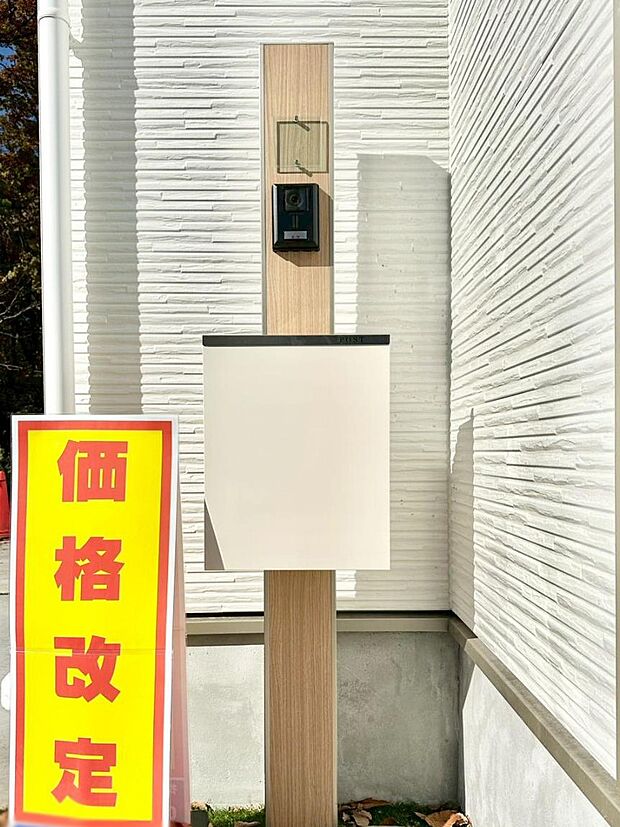 【その他現地】シンプルデザインのポスト。