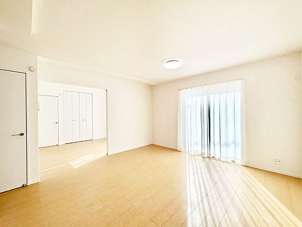 【ダイニング】家族の笑顔が自然と生まれてくる、そんな雰囲気のダイニングに仕上がっています。