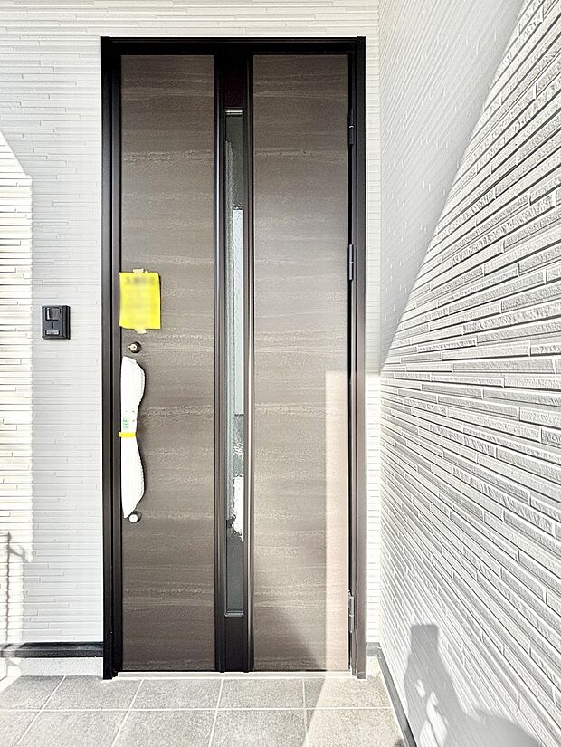 【玄関】住まいの顔を演出する、玄関ドア。