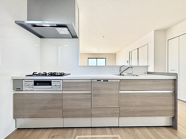 【キッチン】リビングを見渡せる人気のカウンターキッチン。 家族を見守りながら家事をすることができます。