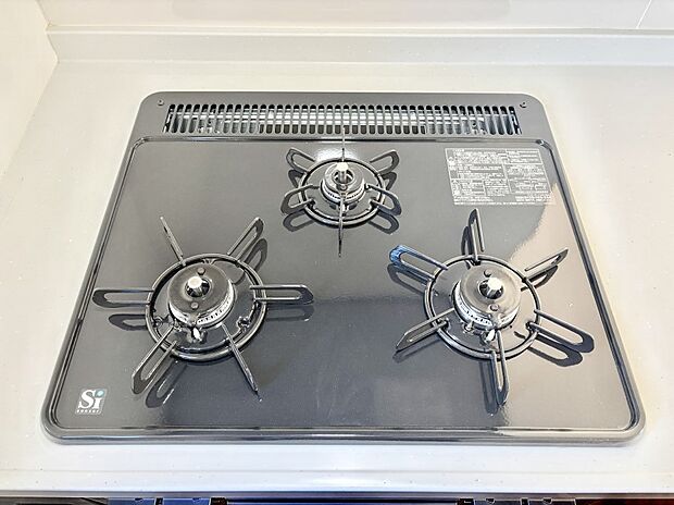 【その他設備(Siセンサーコンロ)】ガスコンロはSiセンサー搭載。火力調節や焦げ付き・消し忘れも防いでくれます。