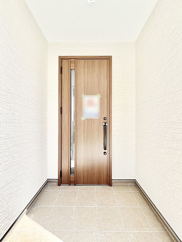 【玄関】玄関前は雨が降っても濡れにくい屋根付き