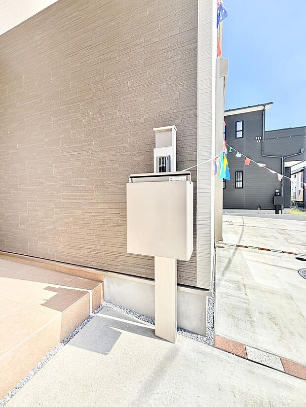 【その他現地】シンプルデザインのポスト。