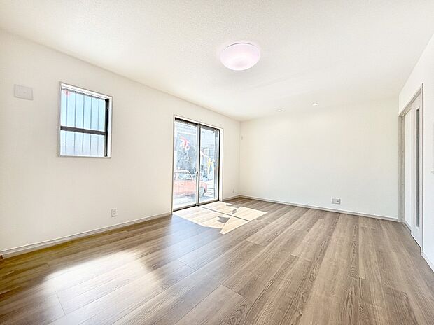 【ダイニング】明るい陽光が注ぎ、寛ぎの雰囲気に満たされるダイニング。   