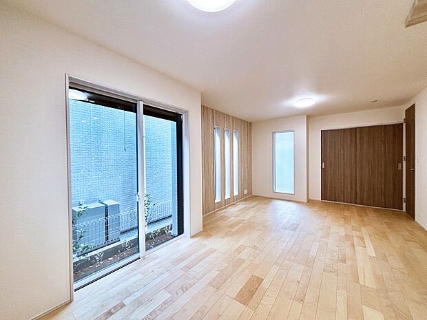 【ダイニング】大きな窓からたっぷりの陽光と風を感じられるリビング  