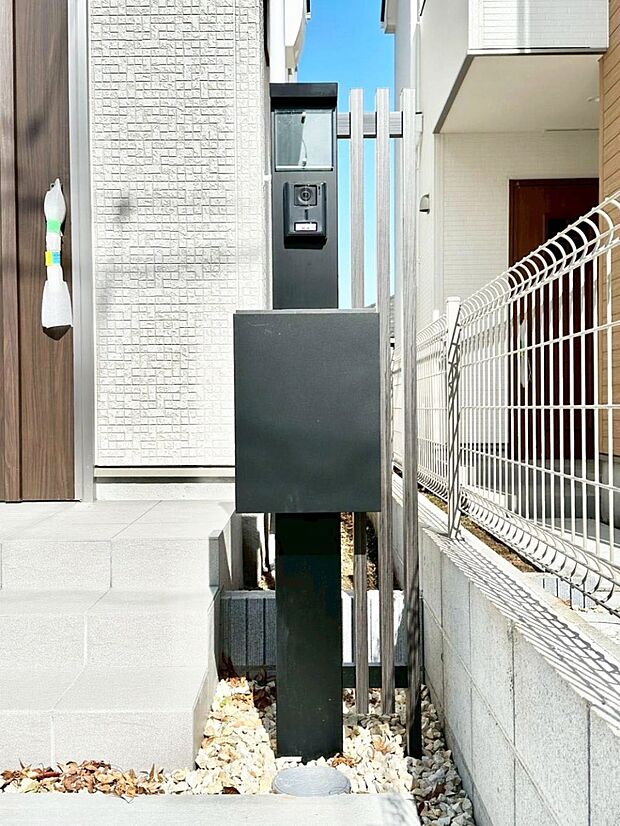 【その他現地】シンプルデザインのポスト。