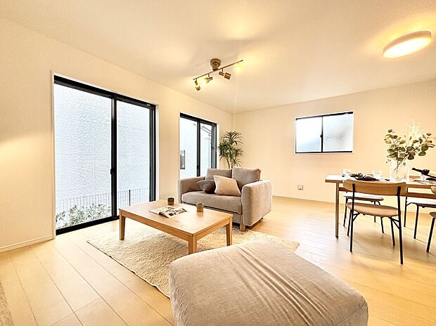 【ダイニング】家族の笑顔が自然と生まれてくる、そんな雰囲気のダイニングに仕上がっています。