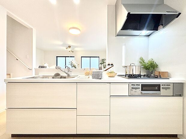 【ダイニングキッチン】料理をしながらでもご家族との会話を楽しめる対面キッチン