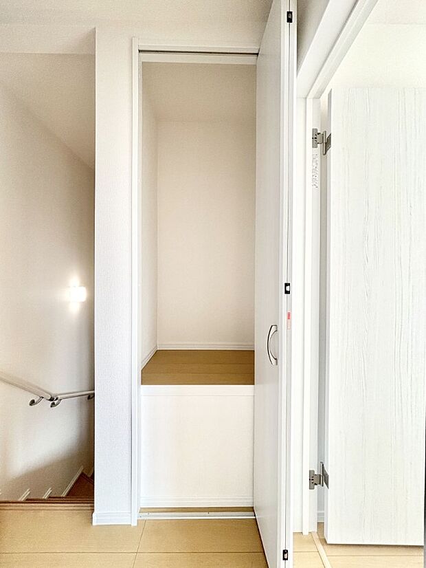 【その他設備(廊下収納)】廊下収納。掃除道具や季節の小物を収納することができます。