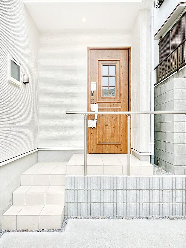 【玄関】大切な家族、来客を出迎える玄関。