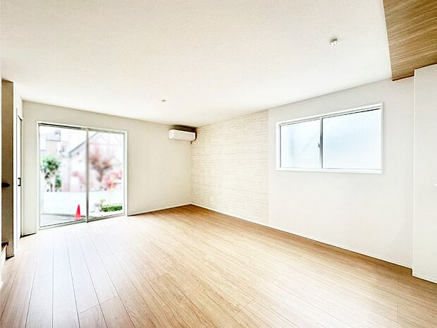 【リビングダイニング】大きな窓からたっぷりの陽光と風を感じられるリビング