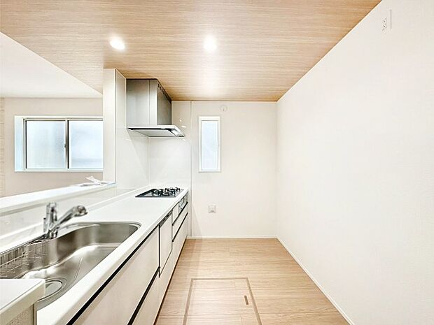 【キッチン】爽やかな風が通り抜けるキッチン。窓があるので明るく換気にも役立ちます。