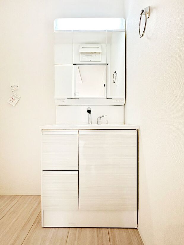 【洗面台・洗面所】スタイリングに便利な三面鏡、ミラーキャビネットで細かい物スッキリ