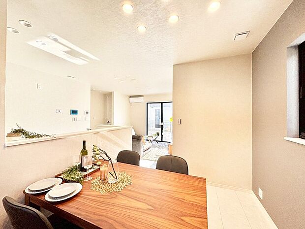 【ダイニング】家族の笑顔が自然と生まれてくる、そんな雰囲気のダイニングに仕上がっています 