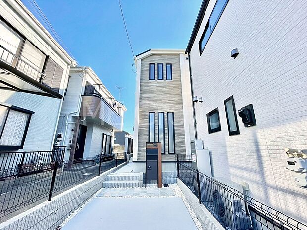 【現地外観写真】洗練された外観、上質な住空間が広がる室内は永く安心して過ごせる住居です。 