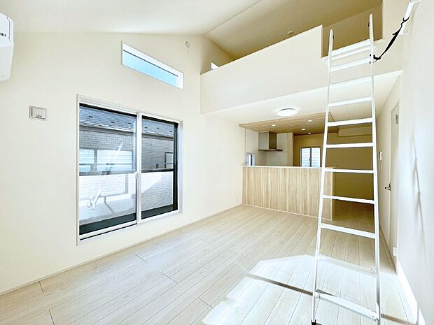 【リビングダイニング】大きな窓からたっぷりの陽光と風を感じられるリビング