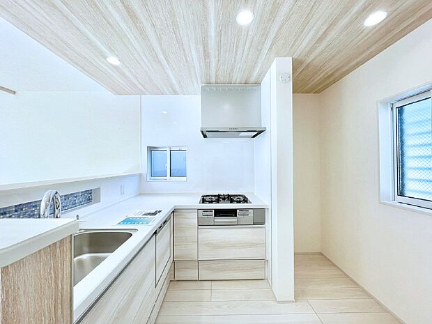 【ダイニングキッチン】L字型だと料理するスペースも広々と使えます。コンパクトに動けてお料理ラクラク。    