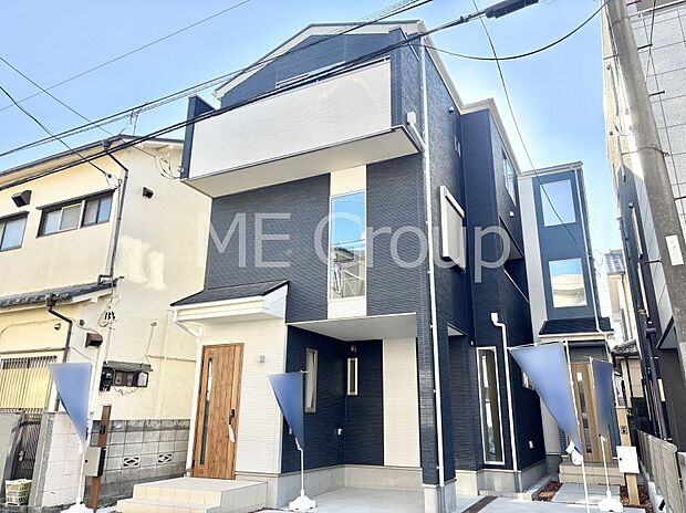 【現地外観写真】洗練された外観、上質な住空間が広がる室内は永く安心して過ごせる住居です。 