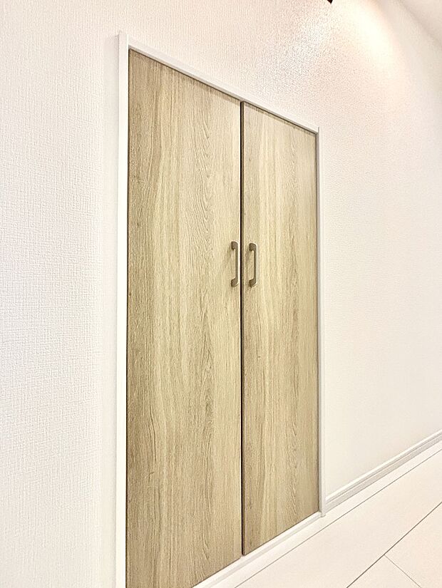 【その他設備(廊下収納)】廊下収納。掃除道具や季節の小物を収納することができます。