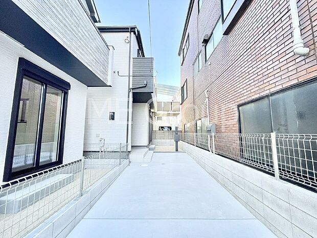 【現地外観写真】暮らしやすさと居心地の良さにこだわったシンプルで飽きのこないデザイン ！