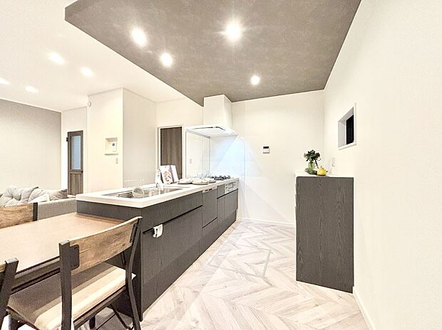 【キッチン】ゆとりあるキッチンではご家族と楽しくお料理ができます。