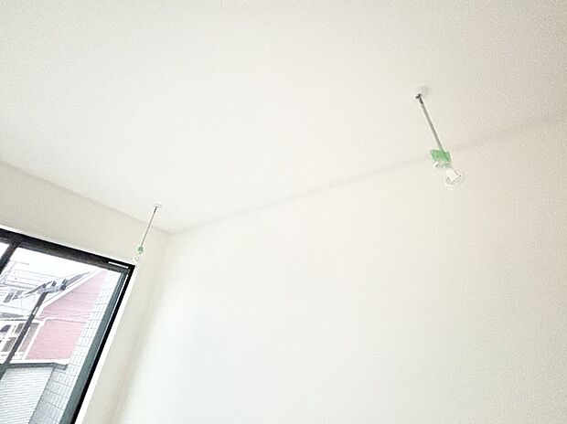 【その他設備(室内物干し)】室内物干しポール。梅雨や花粉の時期に大活躍します。