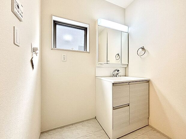 【洗面台・洗面所】明るい洗面所は毎朝の身支度も楽しくできちゃいそうです。