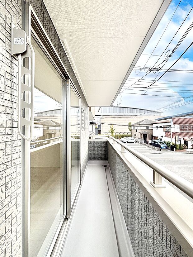 【バルコニー】南向きのバルコニー！ご家族の洗濯物はもちろん、お布団もたっぷり干せます！