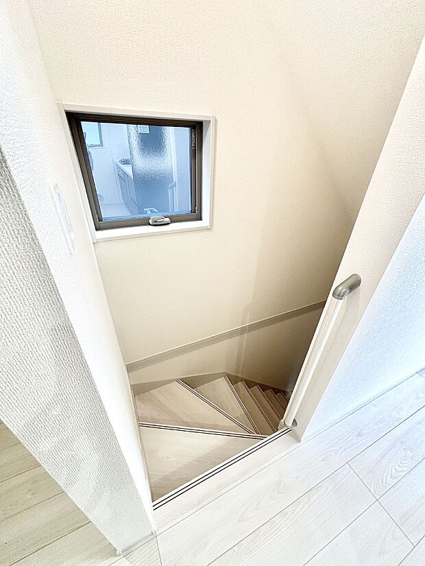 【その他内観】安全性を考慮し階段には手すりを設置しています