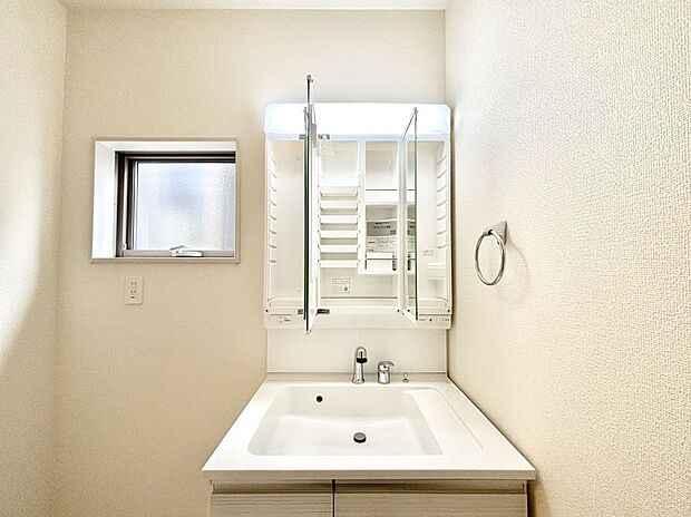 【三面鏡裏収納】三面鏡の裏に、化粧品や衛生用品などを収納可能。洗面台をすっきりと保ちます！