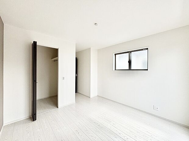 【寝室】ウォークインクローゼットがあるお部屋。季節ごとの入れ替えも不要で便利です!