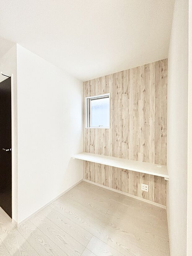 【収納】リビングのスタディカウンター。収納やお子様の宿題スペースなど多用途にご利用いただけます。