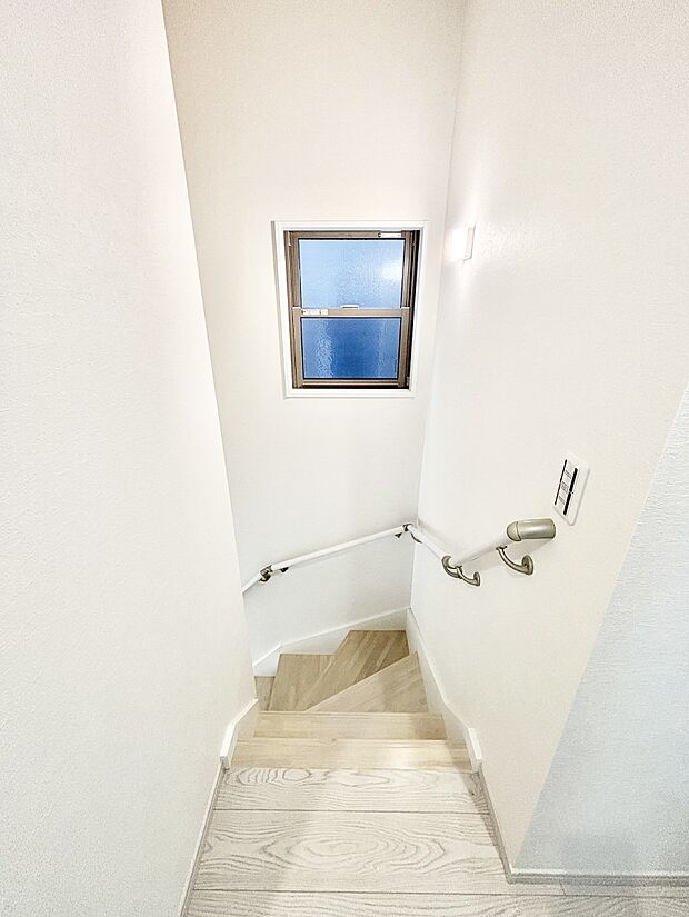 【その他内観】安全性を考慮し階段には手すりを設置しています