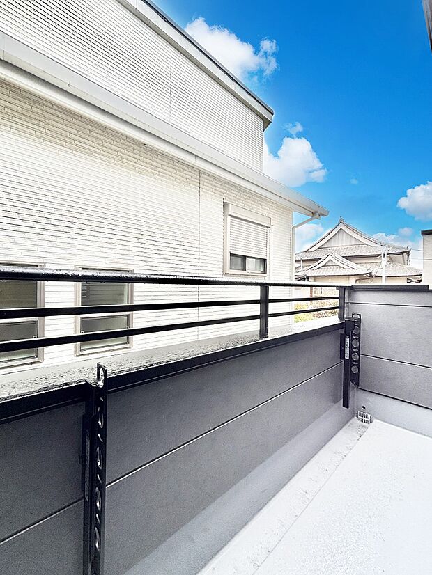 【バルコニー】ゆったりバルコニーだから沢山お洗濯ものを干せます。