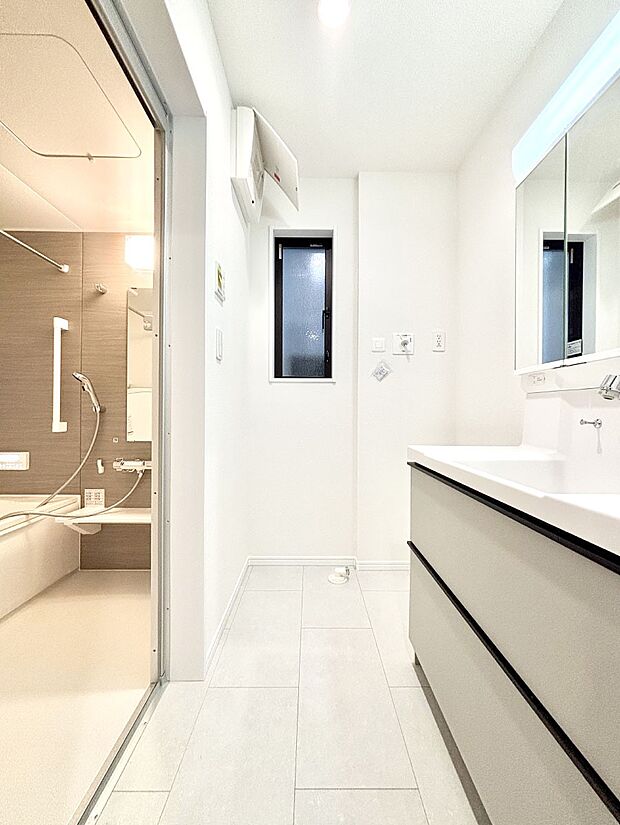 【脱衣場】清潔感のある快適空間です。毎日の身支度も気持ち良くお使い頂けます。 