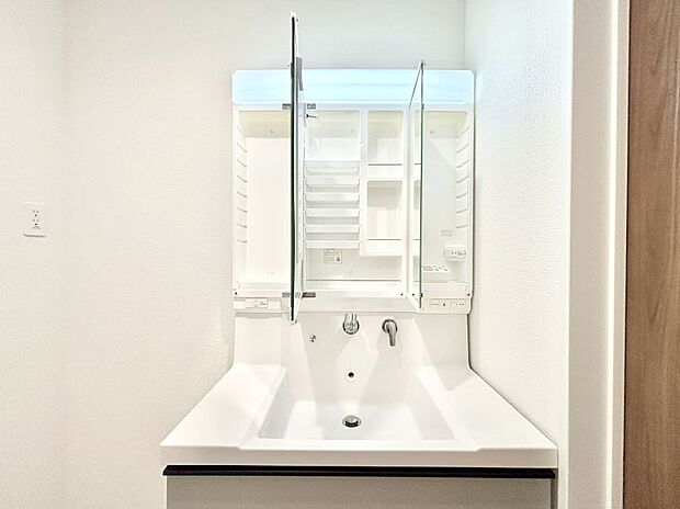 【三面鏡裏収納】三面鏡の裏に、化粧品や衛生用品などを収納可能。洗面台をすっきりと保ちます！