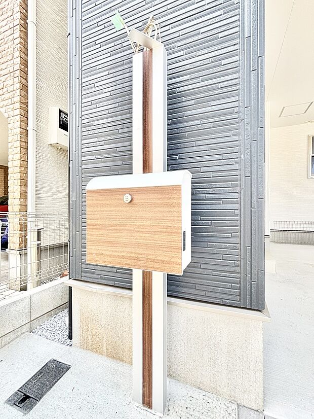 【その他現地】シンプルデザインのポスト。